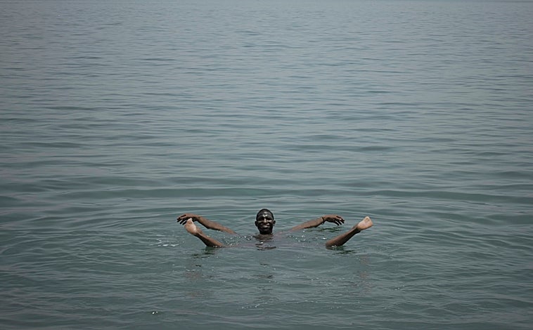 Imagen principal - En las imágenes, de arriba abajo, 'Katunga' de la serie 'The Afronauts' (2012); 'Unknown Soldier 01', de la serie 'Funmilayo' (2017); y 'Obanikoro' de la serie 'Mirador' (2015)