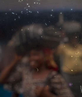 Imagen secundaria 2 - En las imágenes, de arriba abajo, 'Katunga' de la serie 'The Afronauts' (2012); 'Unknown Soldier 01', de la serie 'Funmilayo' (2017); y 'Obanikoro' de la serie 'Mirador' (2015)