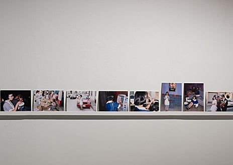 Imagen secundaria 1 - En las imágenes, de arriba abajo, 'Cilíndriques' (1994), de Mari Chordà en Chiquita Room; proyecto de Regina José Galindo en ADN; y 'Exudado', de Eva Fàbregas en Bombón Projects