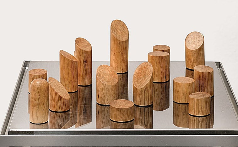 Imagen principal - En las imágenes, de arriba abajo, 'Cilíndriques' (1994), de Mari Chordà en Chiquita Room; proyecto de Regina José Galindo en ADN; y 'Exudado', de Eva Fàbregas en Bombón Projects