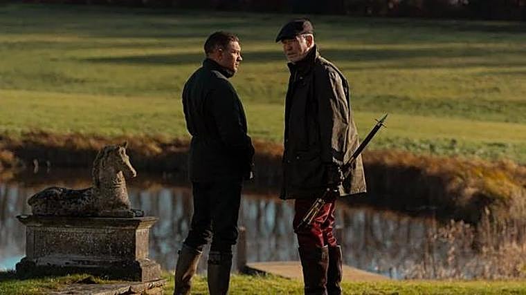 Tom Hardy y Pierce Brosnan en 'Mobland'