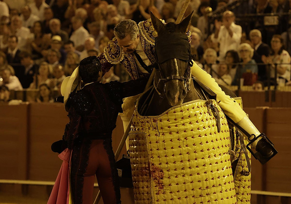 Pablo Aguado saluda a Salvador Núñez