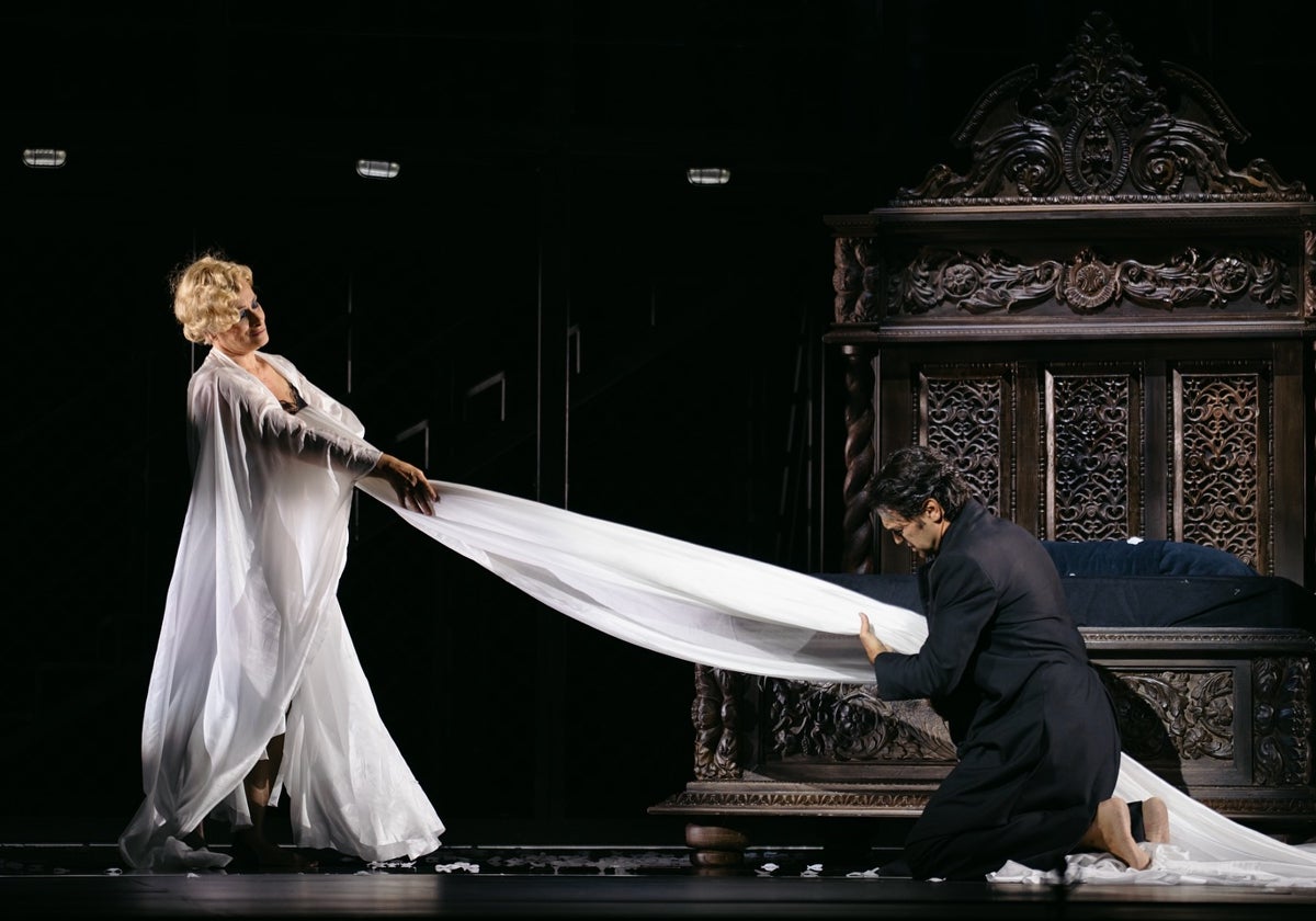 Ángeles Blancas y Leonardo Caimi, en una escena de la ópera