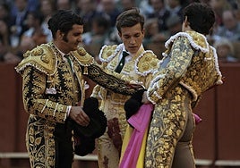 Javier Zulueta tomó la alternativa (con el mejor toro) con Morante de padrino y Roca Rey de testigo