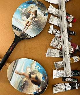 Imagen secundaria 2 - De arriba abajo, 'Si vuelo, mi reflejo se hunde', '500 años de paseos por el parque' y un detalle de las obras y el montaje