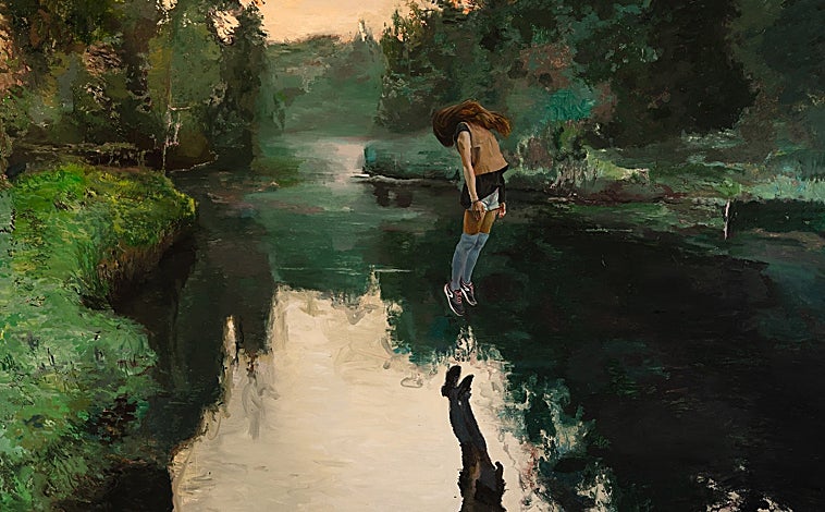 Imagen principal - De arriba abajo, 'Si vuelo, mi reflejo se hunde', '500 años de paseos por el parque' y un detalle de las obras y el montaje