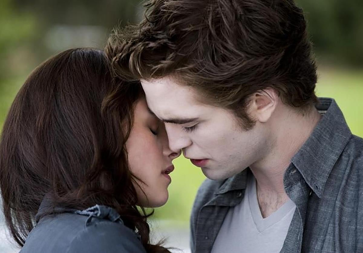 Kristen Stewart y Robert Pattinson en una escena de 'Crepúsculo'
