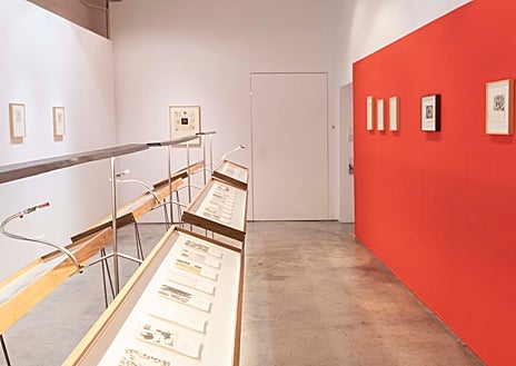 Imagen secundaria 1 - De arriba abajo, instalación de Lluc Margrau en Vangar; montaje de 'Grabadores de domingo', de Suárez Londoño, en Gabinete de Dibujos; y una de las obras de Chingsum Jessye Luk, realizada con tickets de compra, en Set Espai d'Art