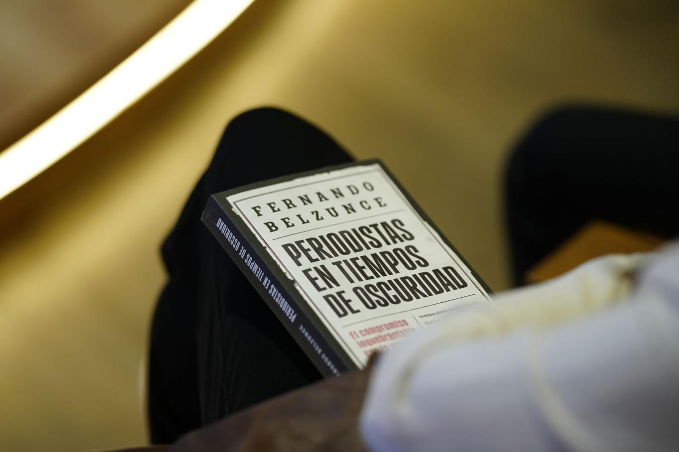 El libro, 'Periodistas en tiempos de oscuridad', ha sido editado por Ariel.