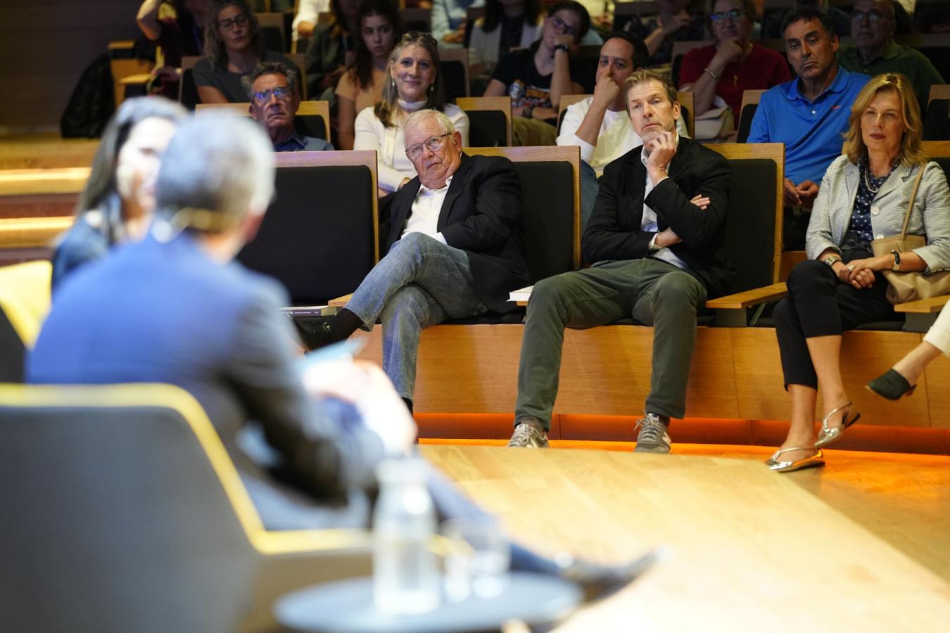 El periodista Fernando Jáuregui (izquierda), Pepe Cerezo, especialista en estrategia digital en medios, y Mar Cohnen, directora de XLSemanal.