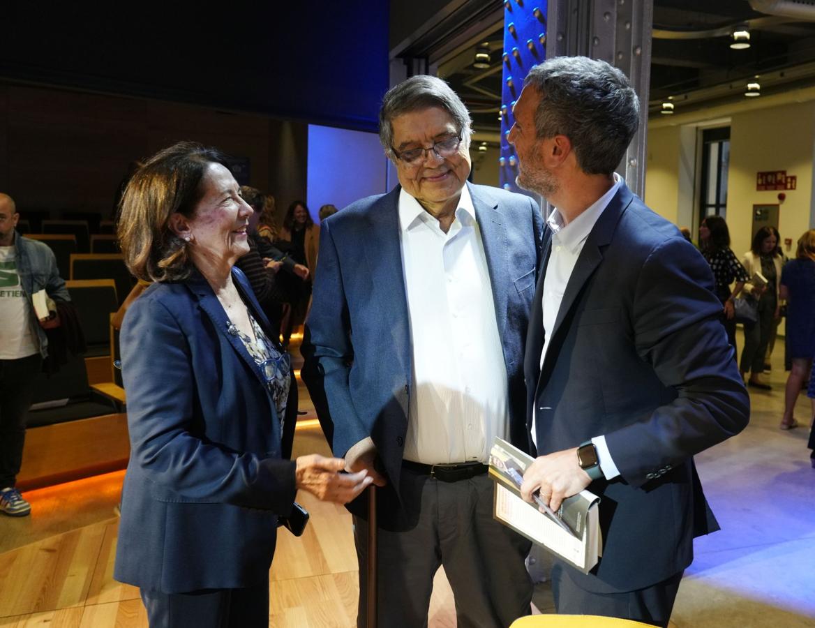 Belzunce saluda al nicaragüense Sergio Ramírez, premio Cervantes 2017, que acudió acompañado de su esposa Gertrudis Guerrero.