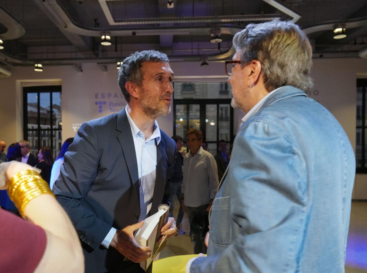 Fernando Belzunce charla con el periodista Ignacio Camacho.