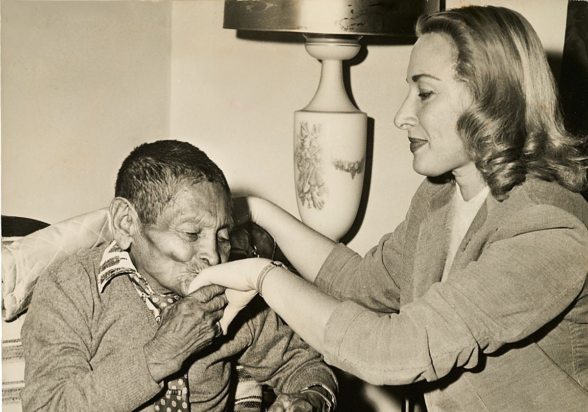 Javier Pereira, 'Javio', besa la mano de una periodista