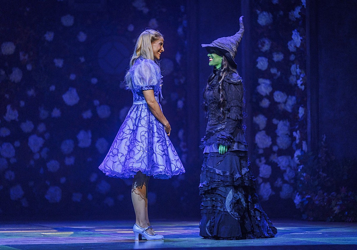 Cristina Llorente (Glinda) y Cristina Picos (Elphaba), en 'Wicked'