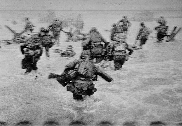 Tropas americanas en la playa de Omaha, Normandía, el Día D. 6 de junio de 1944