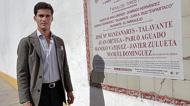 Manolo Vázquez junto al cartel del festival benéfico del próximo día 13 de octubre