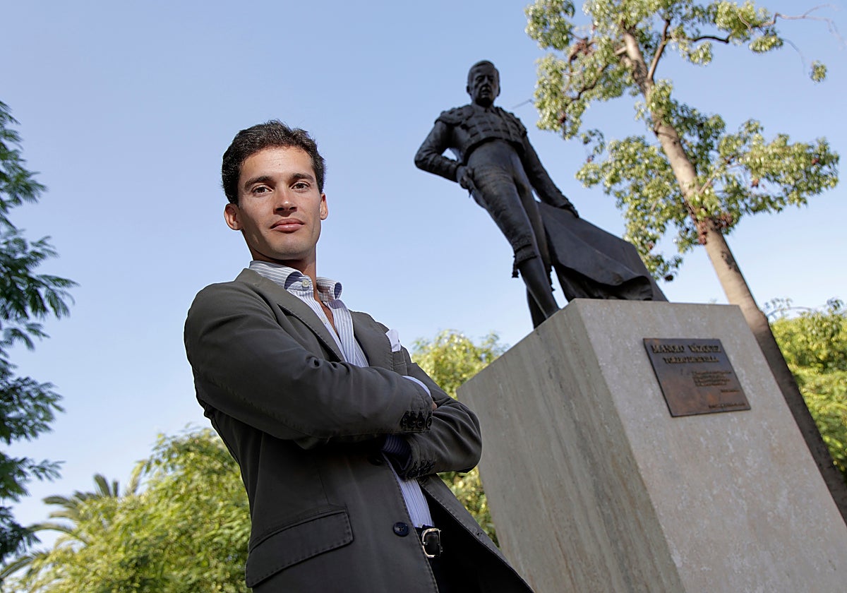 El torero Manolo Vázquez junto a la estatua de su abuelo en el Paseo Colón de Sevilla
