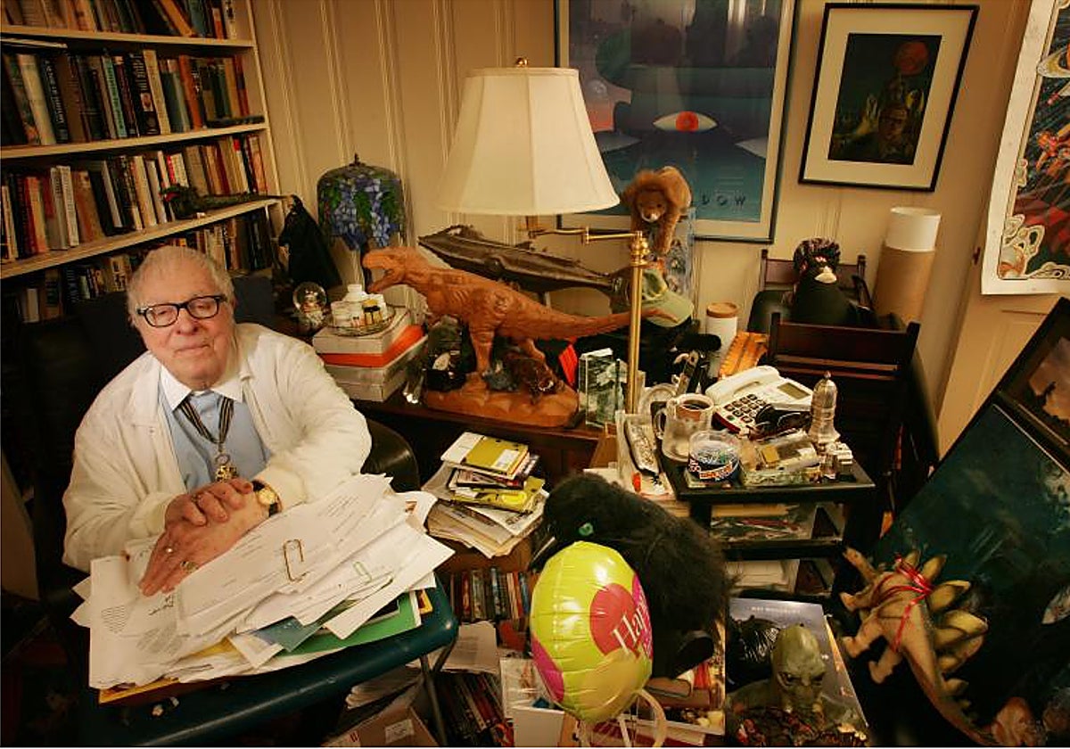 Ray Bradbury, autor de 'Fahrenheit 451', en su despacho