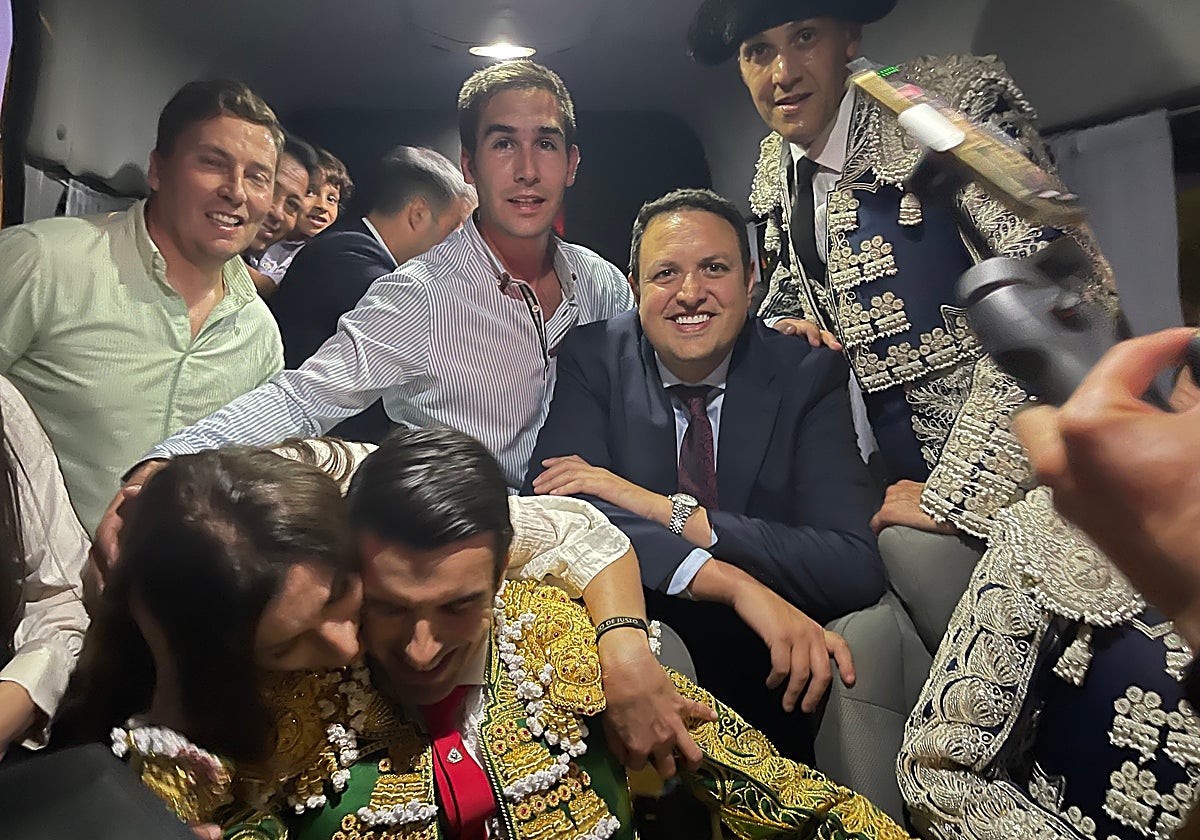 Emilio de Justo, abrazado por su hermana, y arropado por su cuadrilla