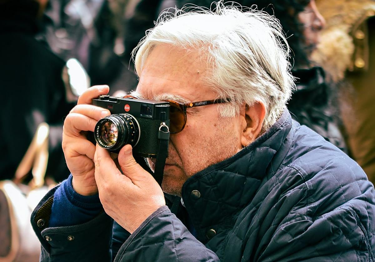 Juan Pedro Quiñonero, con su Leica a modo de cuaderno