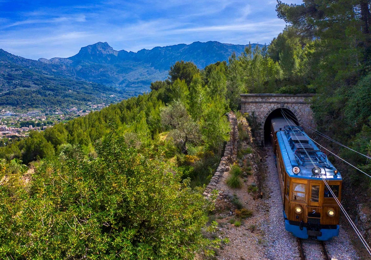El 'Orange Express' saliendo del un túnel