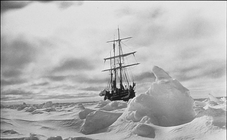 Imagen principal - El Endurance. Abajo, foto del hundimiento tomada por Frank Hurley y escorzo del barco aplastado por el hielo en 1915