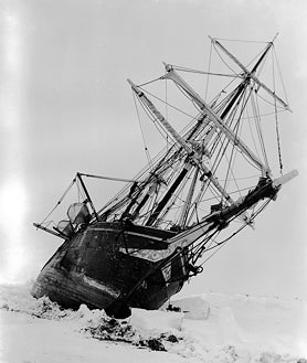 Imagen secundaria 2 - El Endurance. Abajo, foto del hundimiento tomada por Frank Hurley y escorzo del barco aplastado por el hielo en 1915