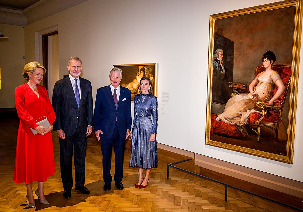 Los Reyes Felipe y Letizia, junto a Felipe y Matilde los belgas, han inaugurado en Bruselas la exposición 'Luz y sombra. Goya y el realismo español' en el marco de Europalia