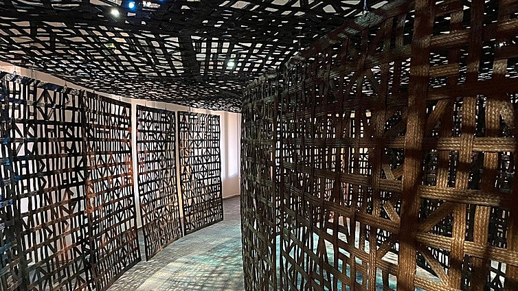 Las esculturas inmersivas de Cristina Iglesias convierten la Pedrera de Gaudí en un laberinto sensorial