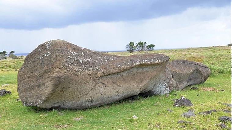 Uno de los moais encontrado en los caminos
