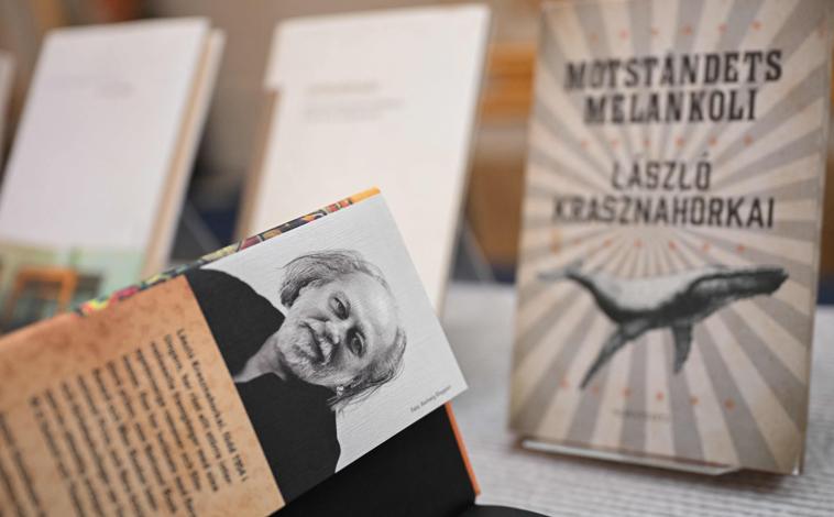 Imagen principal - Arriba, selección de libros de László Krasznahorkai; en la última imagen, un retrato del galardonado