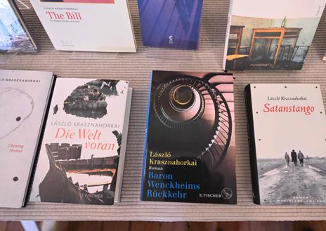 Imagen secundaria 1 - Arriba, selección de libros de László Krasznahorkai; en la última imagen, un retrato del galardonado