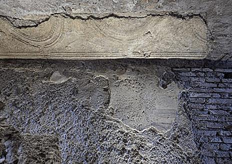 Imagen secundaria 1 - Detalles del 'Pasadizo de Cómodo', en el Coliseo de Roma, por donde Cómodo escapó de un atentado