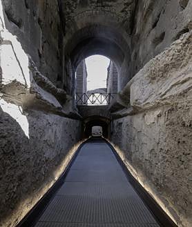 Imagen secundaria 2 - Detalles del 'Pasadizo de Cómodo', en el Coliseo de Roma, por donde Cómodo escapó de un atentado