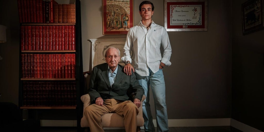 EL LEGADO DE JULIO APARICIO, DECANO DE LOS MATADORES, ES SU NIETO: «¡Y CÓMO TOREA! NO SE PARECE A NADIE, ES ÚNICO»