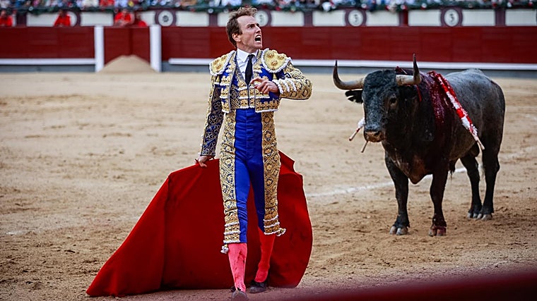 Román sale de la cara del serio Victorino