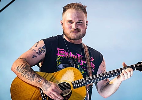 Imagen secundaria 1 - Arriba, los hermanos The Sins Country. Abajo, la estrella del country Zach Bryan y el rapero Tom MacDonald