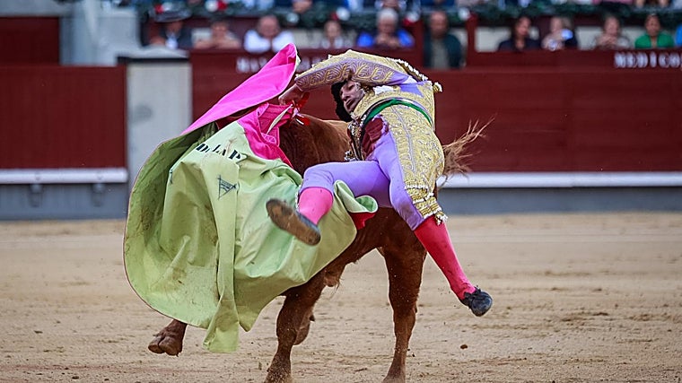 Morante, cogido por el cuarto toro