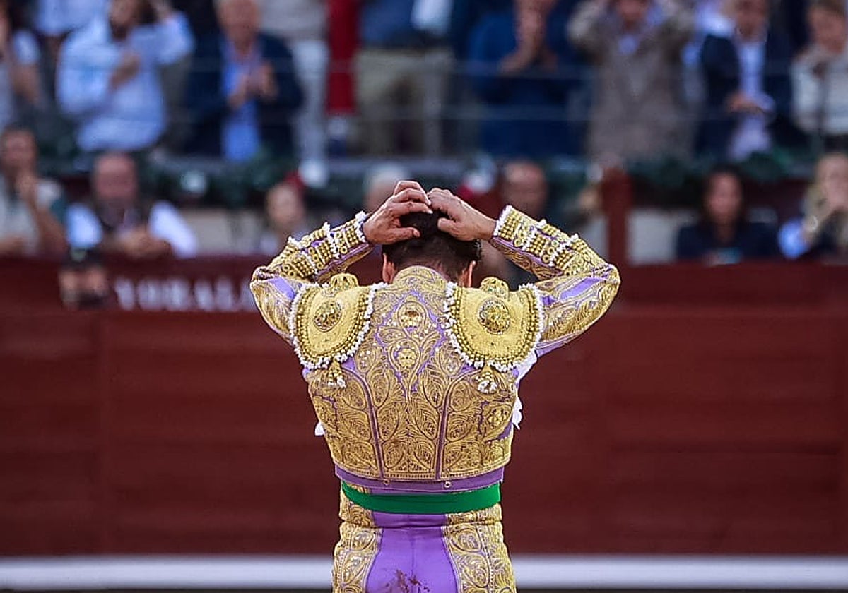 Morante, quitándose el añadido