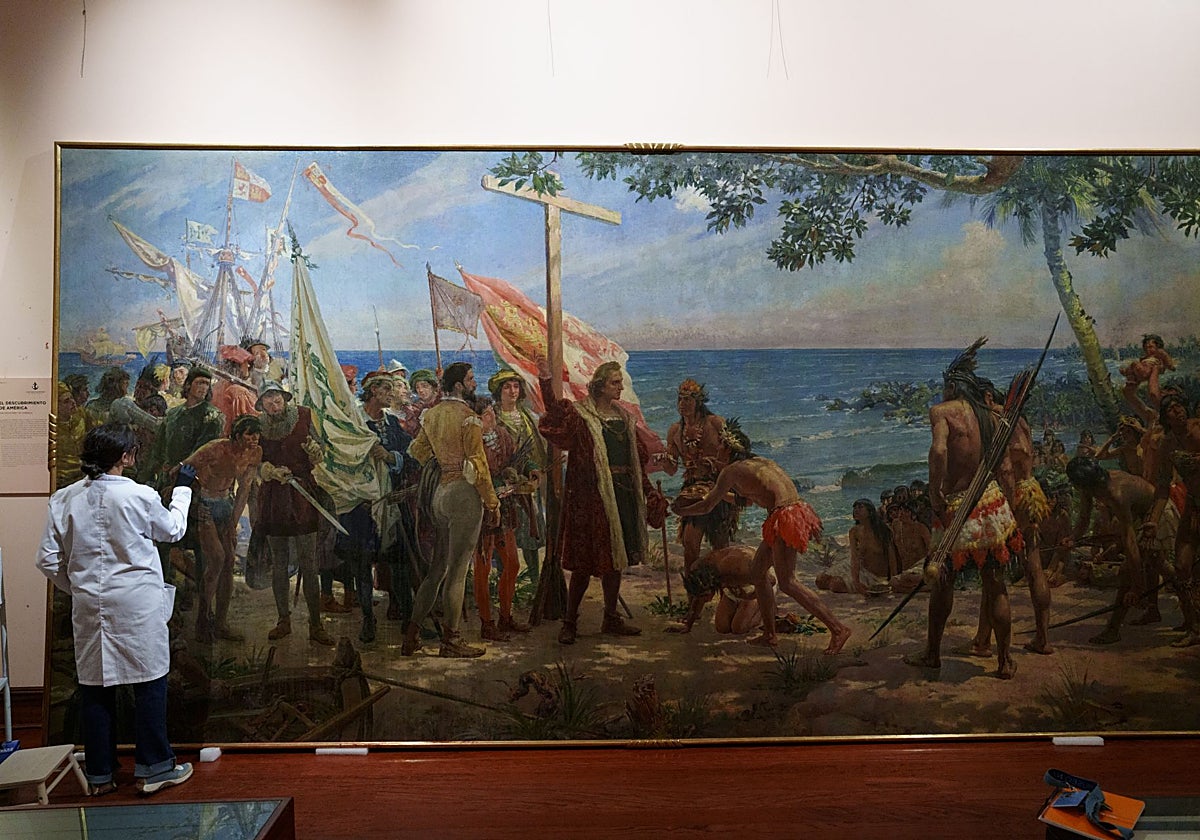 Una restauradora ante el cuadro vandalizado en el Museo Naval de Madrid