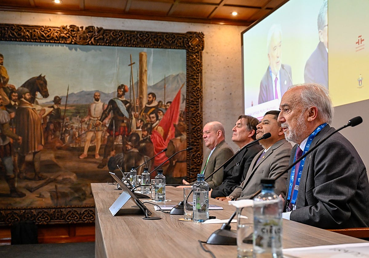 Luis García Montero y Santiago Muñoz Machado, separados por Víctor Hugo Rivera en el Salón consistorial del Palacio Municipal de Arequipa