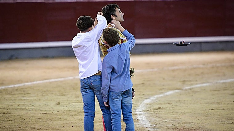 Los hijos de Fernando Robleño, Alberto y Gabriel, cortan la coleta al torero madrileño