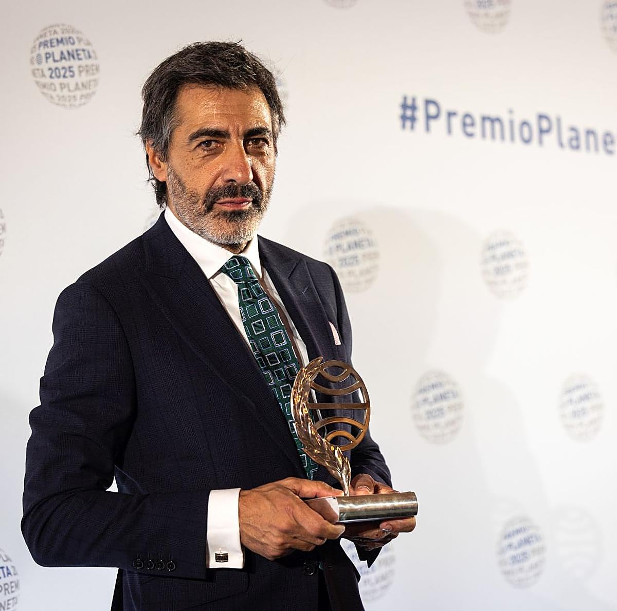 Juan del Val se alza con el Premio Planeta con una historia de amor y deseo en la alta sociedad sevillana
