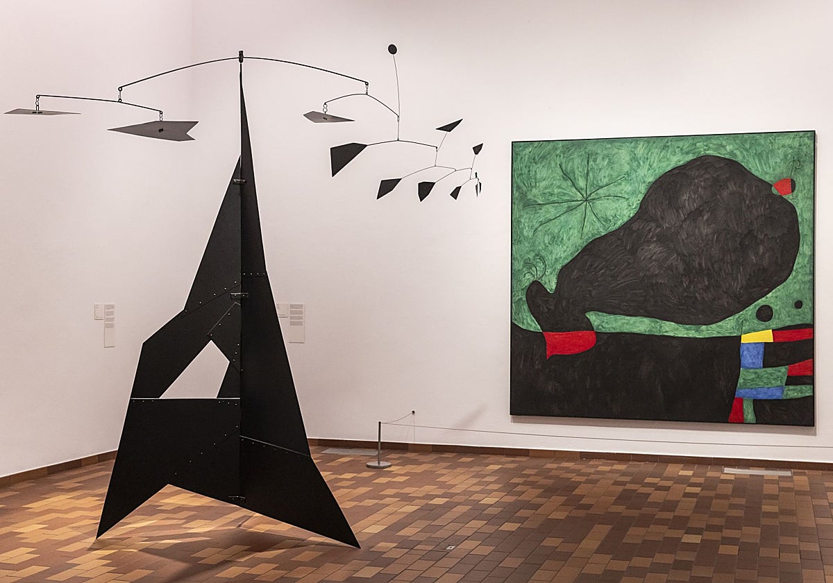 Sala de la muestra en la que se muestra la relación de Calder y Sert con Miró