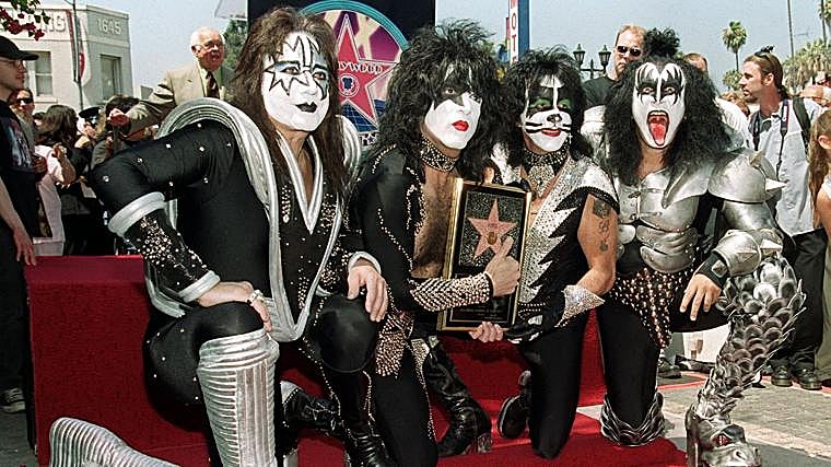 Ace Frehley, Paul Stanley, Peter Criss y Gene Simmons posan junto a su estrella en el Paseo de la Fama de Hollywood