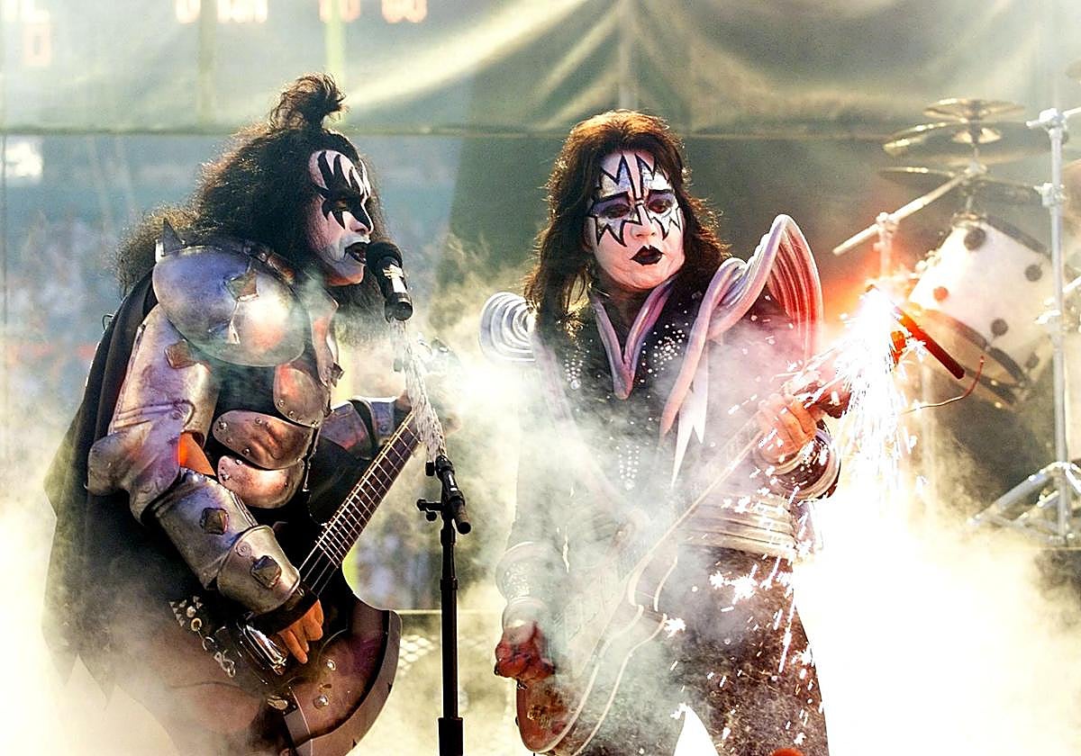Gene Simmons y Ace Frehley, cofundadores de Kiss, durante un concierto previo a la Super Bowl de 1999