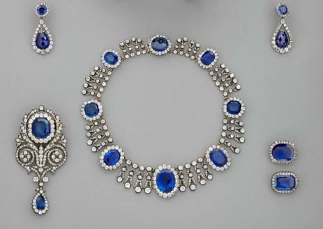 Imagen secundaria 1 - Francia confirma cuáles son las piezas robadas del Museo Louvre: dos tiaras, dos collares y dos pares de pendientes con piedras preciosas