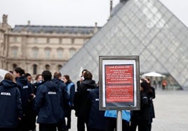 El robo del Louvre deriva en una gran batalla política en Francia