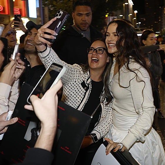 Rosalía anuncia su nuevo disco 'Lux' para el 7 de noviembre con una aparición por sorpresa en Callao