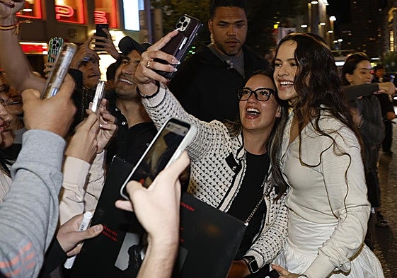 Rosalía anuncia su nuevo disco 'Lux' para el 7 de noviembre con una aparición por sorpresa en Callao